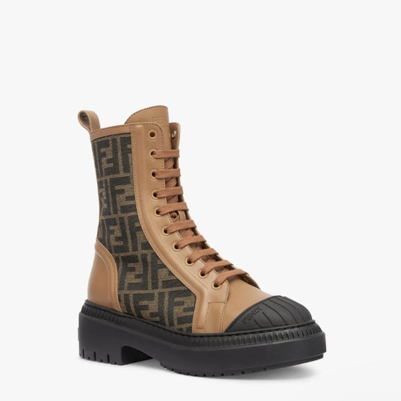 Fendi
Beige leather biker boots
Size 5