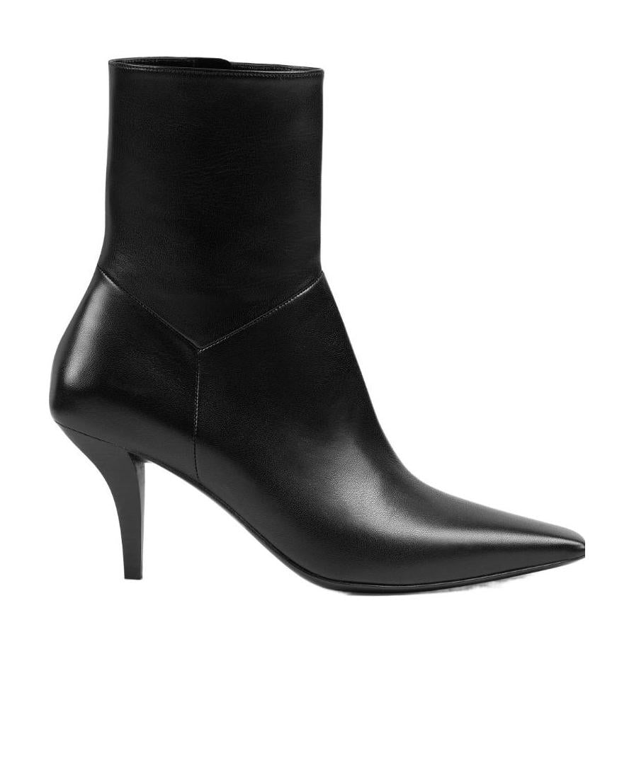 Gucci
pointed-toe leather ankle boots size 12