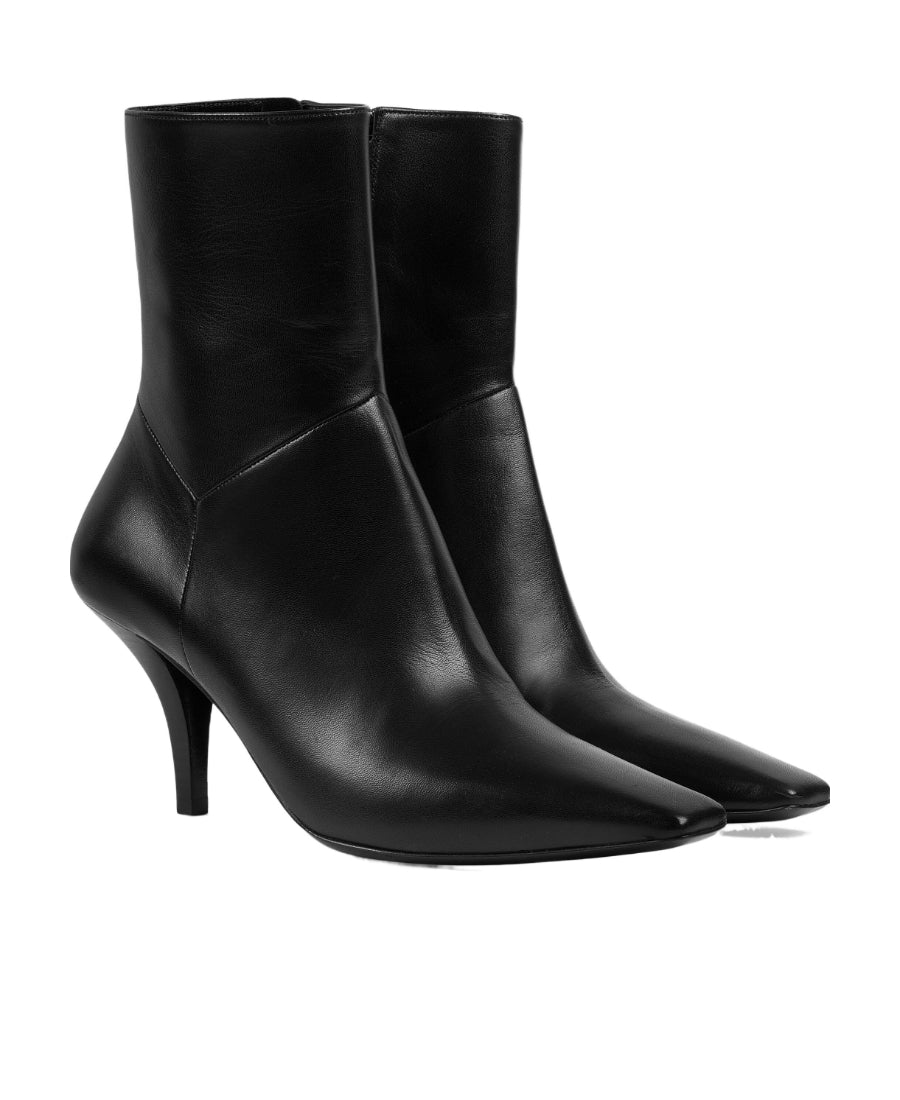 Gucci
pointed-toe leather ankle boots size 12