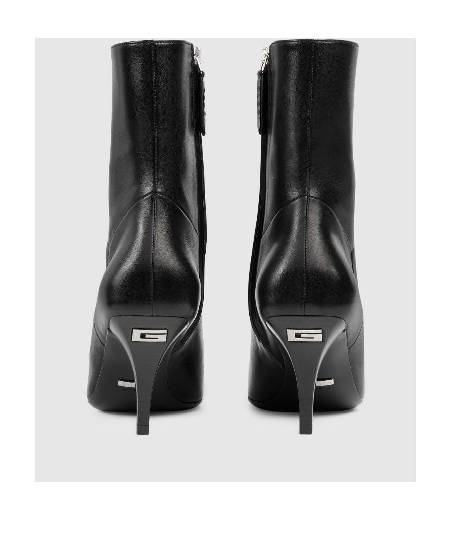 Gucci
pointed-toe leather ankle boots size 12
