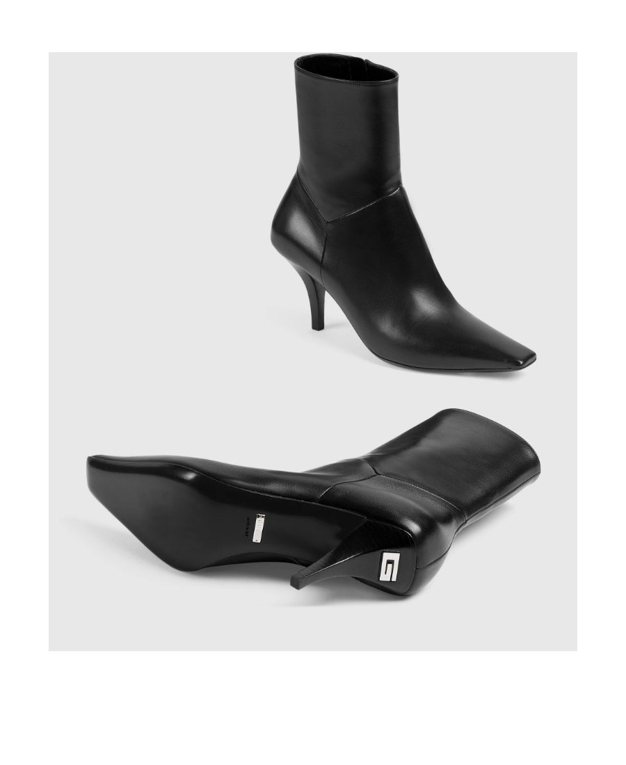 Gucci
pointed-toe leather ankle boots size 12